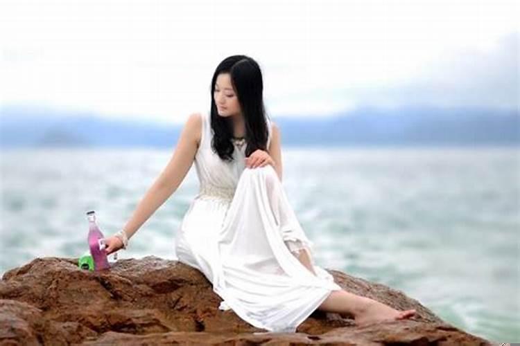 梦见在大海里和女人吃海鲜吃饭