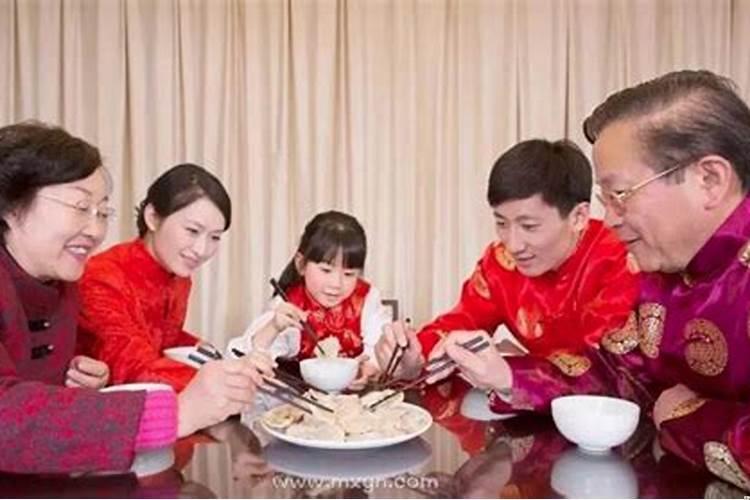 梦见和别人一起吃个饭