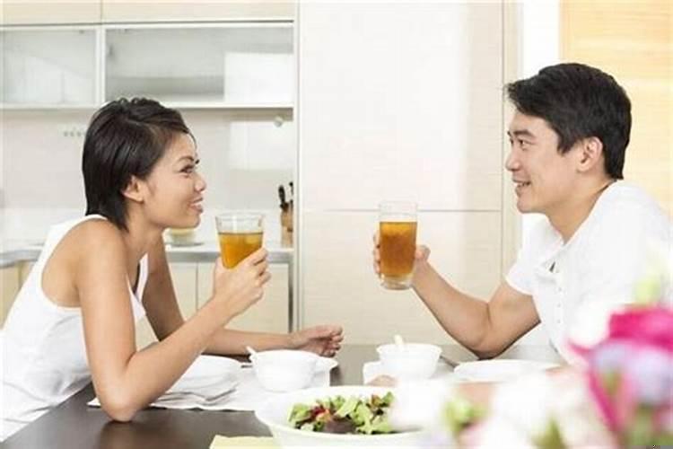 梦见和别人一起吃个饭