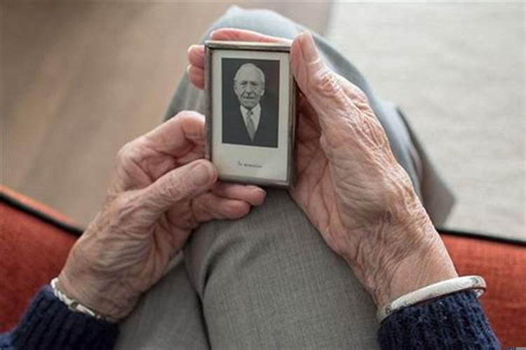 梦见自己死去的外公还活着