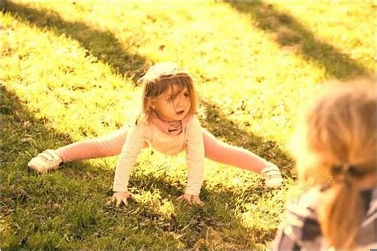 梦见自己拿铲子打人