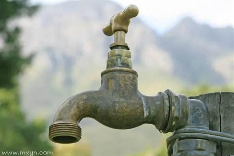 梦见水笼头没关，弄得满屋是水