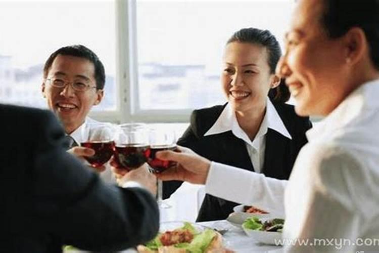 梦见领导来看我们并带饭给我吃啥意思