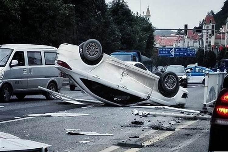 梦见家人出车祸什么预兆