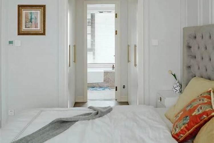 卧室里的卫生间门对着床咋办