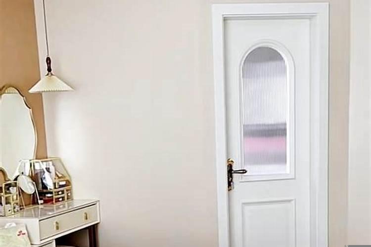 卧室里的卫生间门对着床咋办