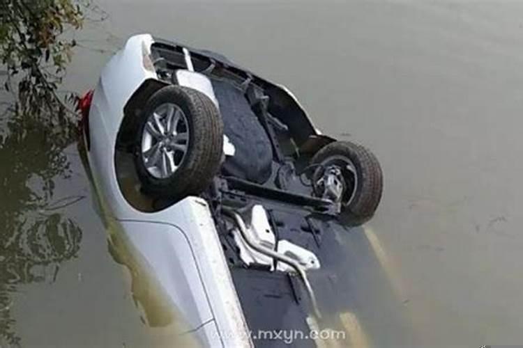 梦到骑车子掉河里了