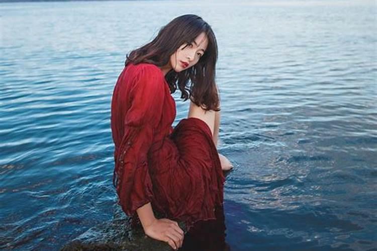 水瓶座男生爱上一个人的表现是什么