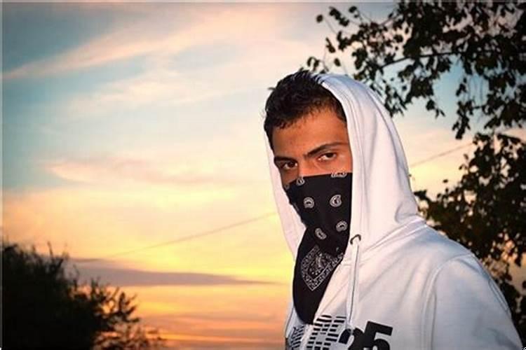 男人梦见狼进屋是什么意思