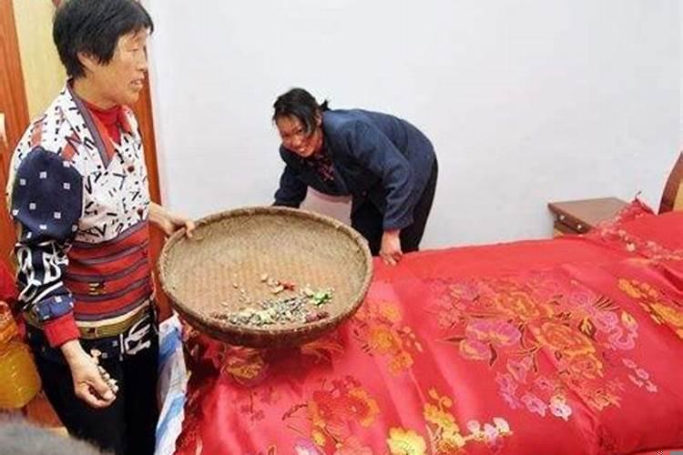 铺新婚床说吉言