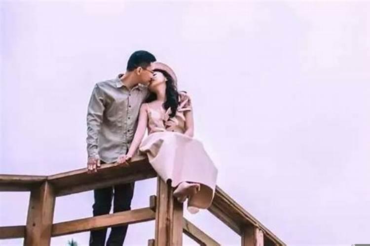 跟男生在一起他会忍不住吻你