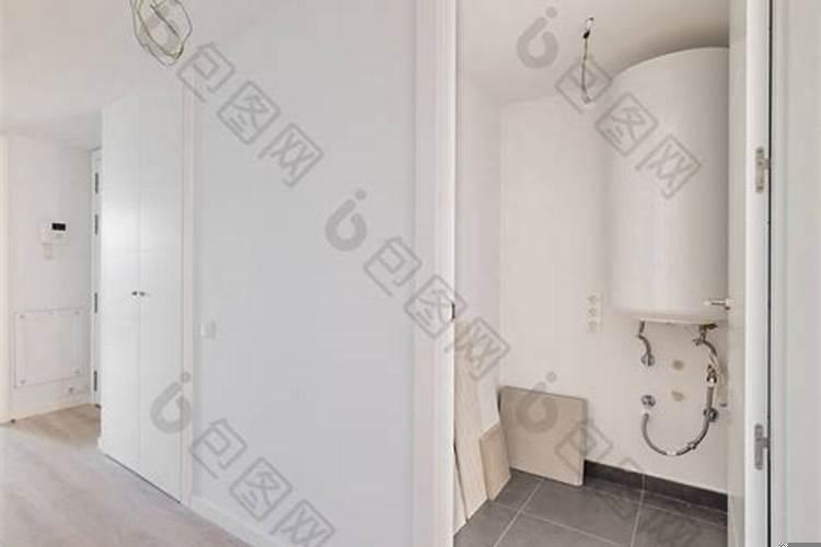 一个人开好房间另一个人再进去