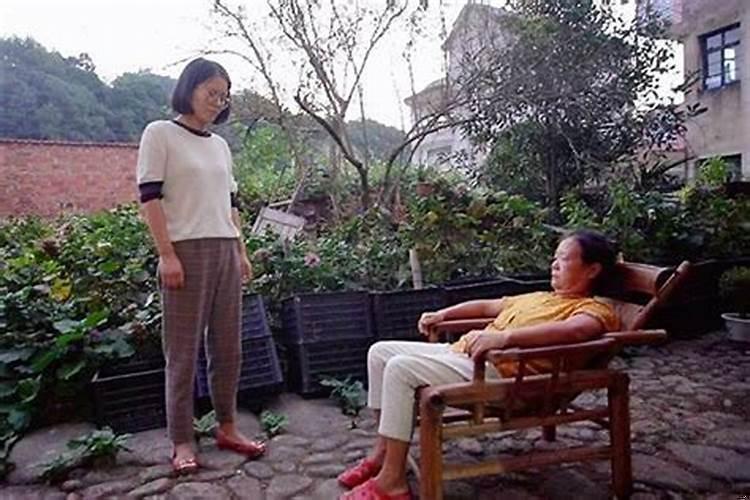 梦见我向不认识的老婆婆问路