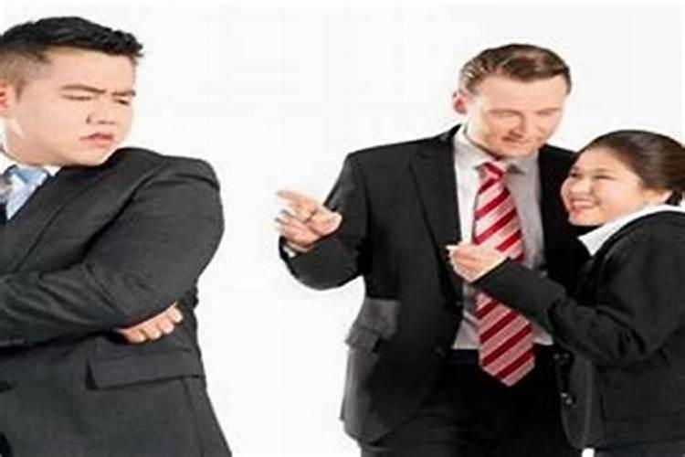 在公司上班遇到领导是小人怎么办