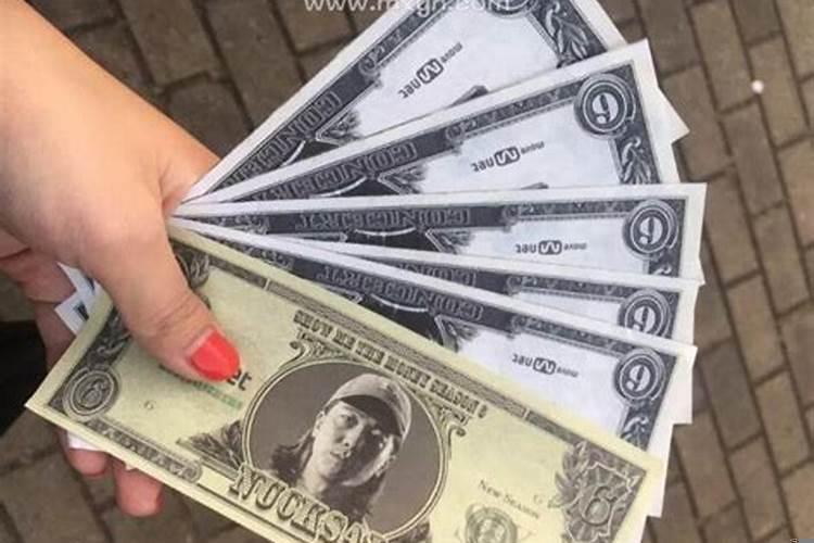 女人梦见自己给别人现金