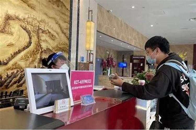 一个人开好房间另一个人再进去