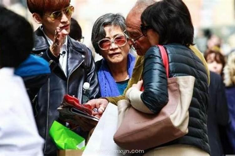 梦见我向不认识的老婆婆问路