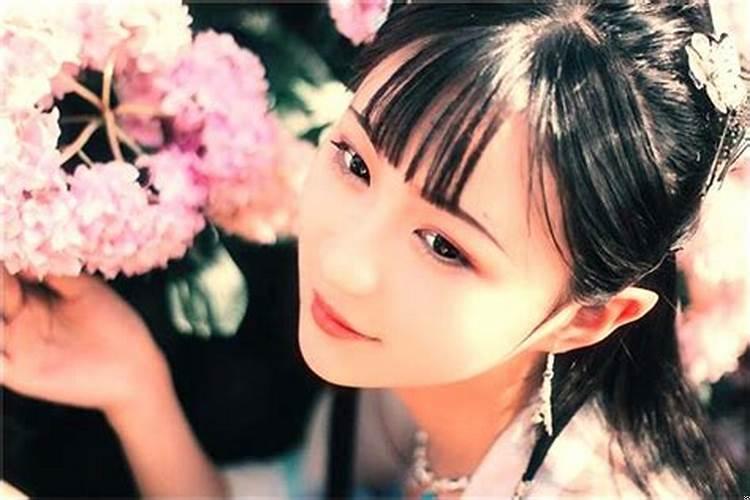 梦见认识的女人主动和我暧昧