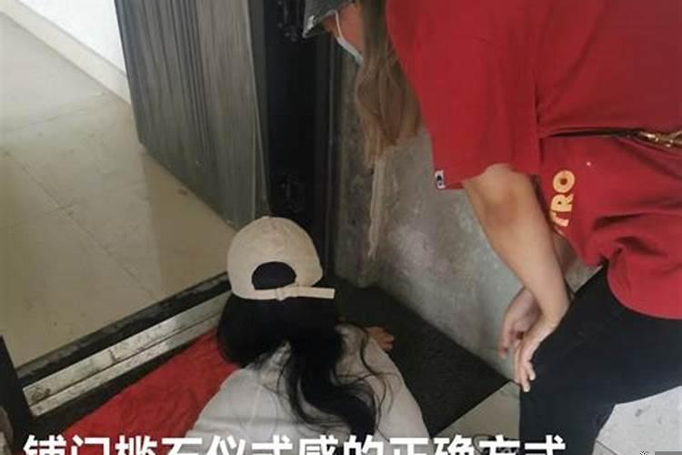 室内过门石下面放朱砂吗