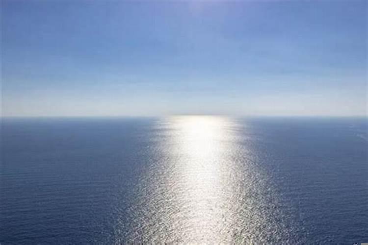 女人梦见蔚蓝色的大海