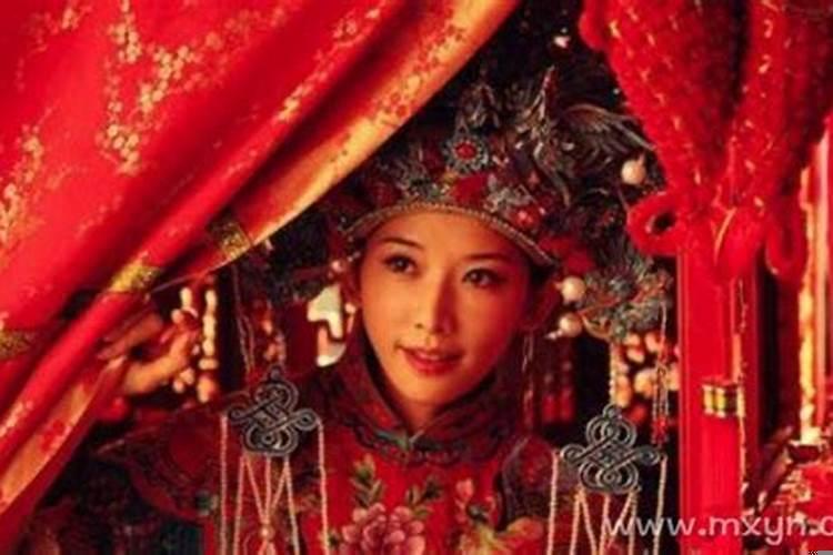 梦见自己穿一身红色嫁衣结婚