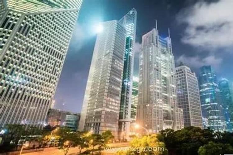 梦见高楼大厦倒塌自己跑出来了