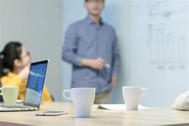 梦见和很多人一起开会