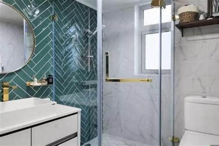 盖洗澡间盖院子西边啥位置好呢