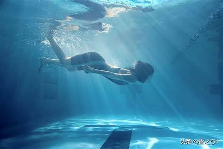 梦见侄女掉到水里