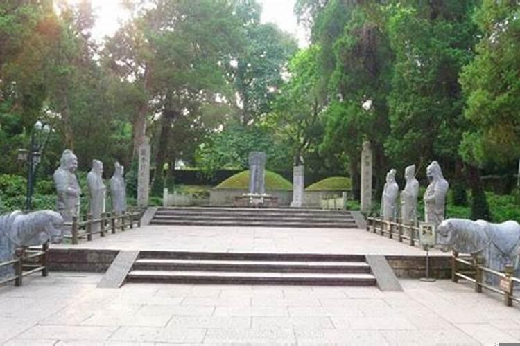 梦见跟很多人一起去了坟地