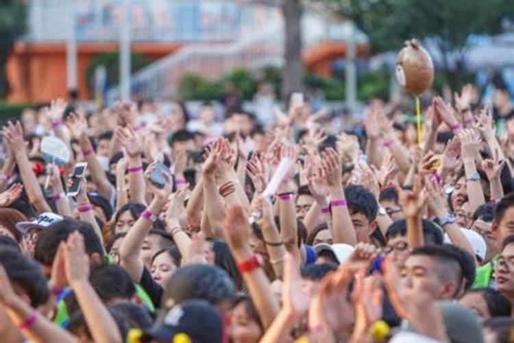 梦见很多人非常拥挤