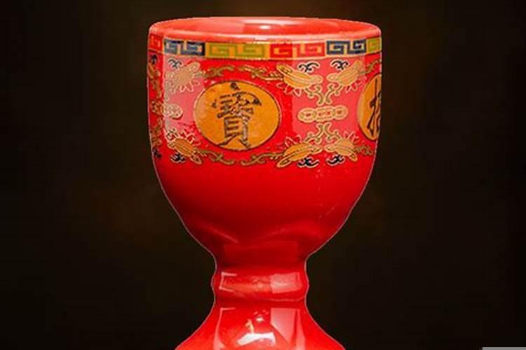 供财神三个杯子放水还是酒