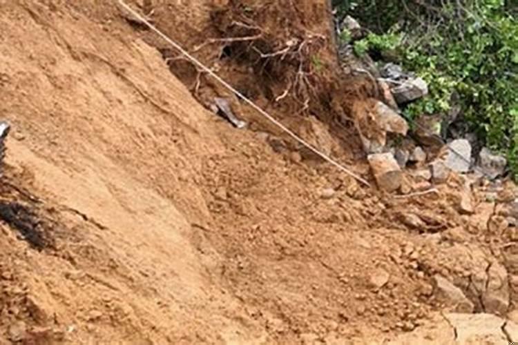 梦见山上土塌了