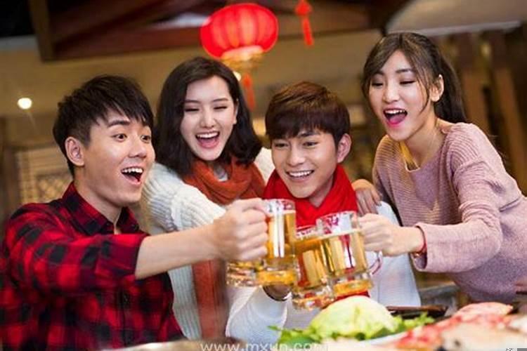 梦见自己和好多人吃饭是什么意思