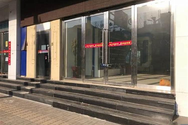 店铺大门正对里面小门