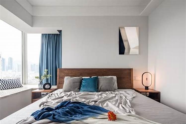 窗户朝北门朝西，床头怎么摆放