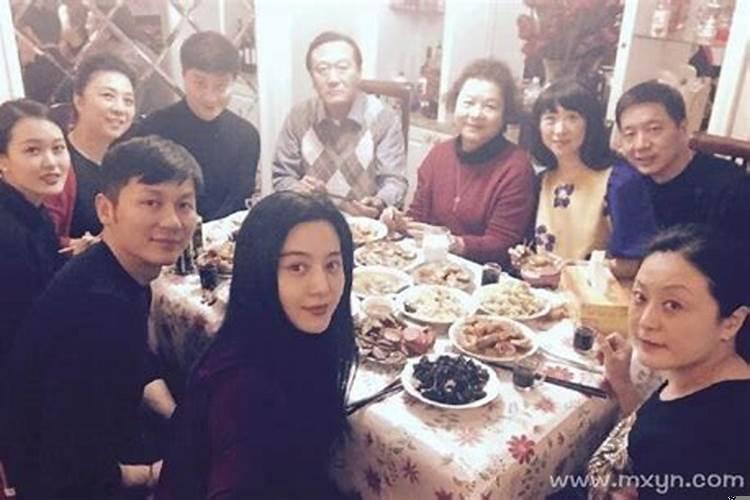 梦见自己和好多人吃饭是什么意思