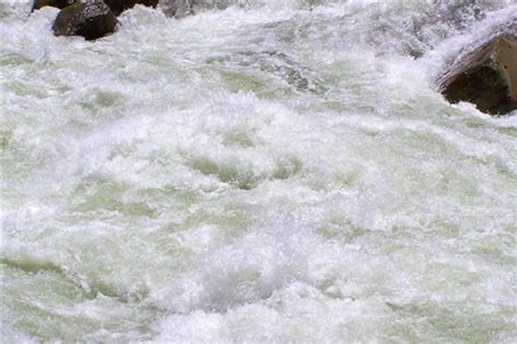 梦见河水突然涨水