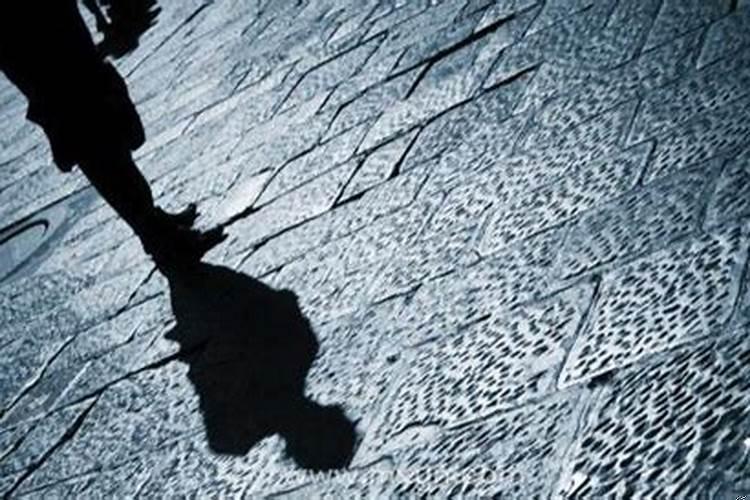 梦见被老头跟踪是怎么回事