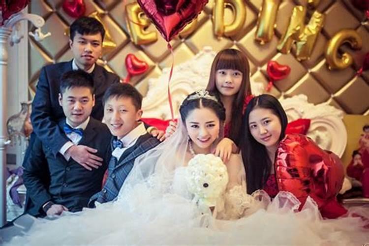 新婚夫妇闹洞房