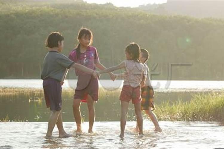 梦到和一群人在河里玩水