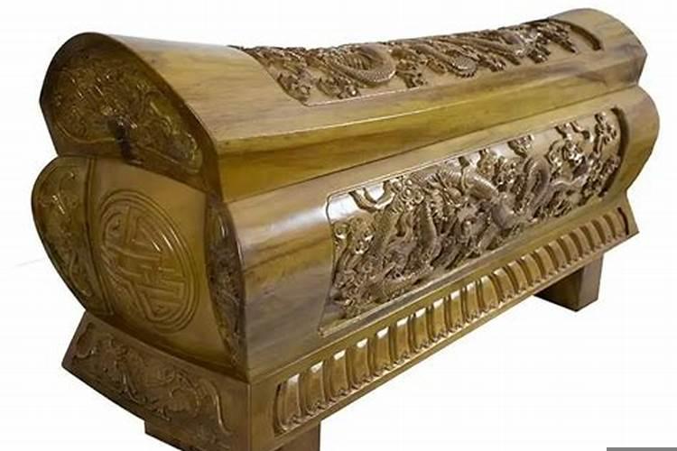 梦见自己把死人装进棺材里