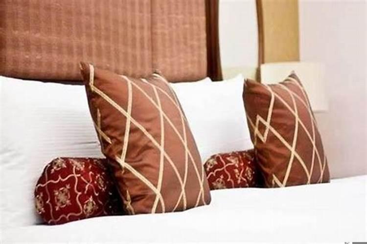 床头放哪三样能聚财