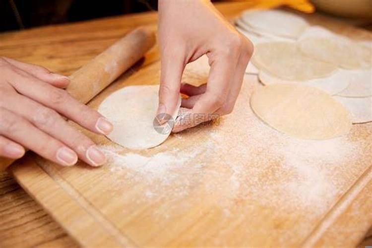 梦见饺子皮硬包不住