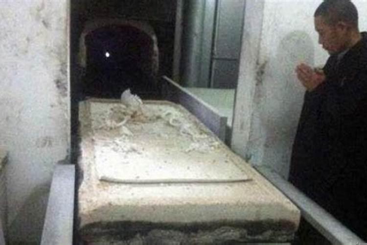 做梦梦到棺材死人火化