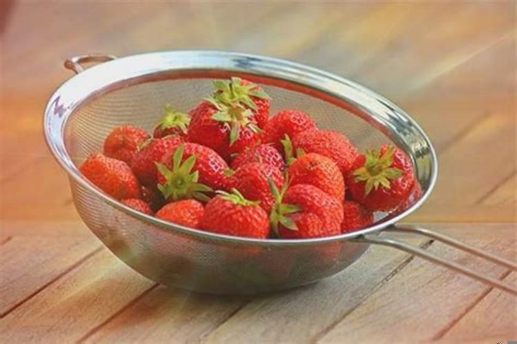 梦到和一群人在河里玩水