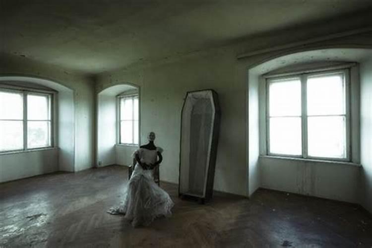 梦到死人从棺材里坐起来