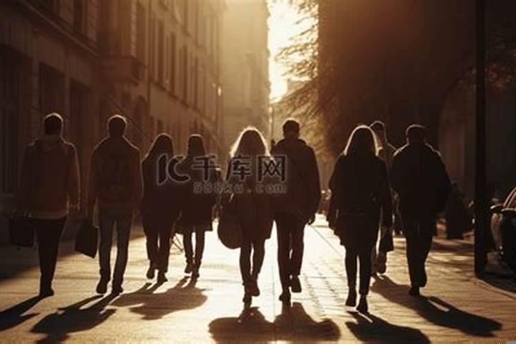 梦见一大群人在路上走