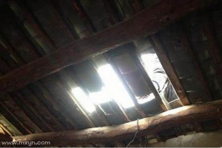 梦见邻居家房子塌了一个大洞