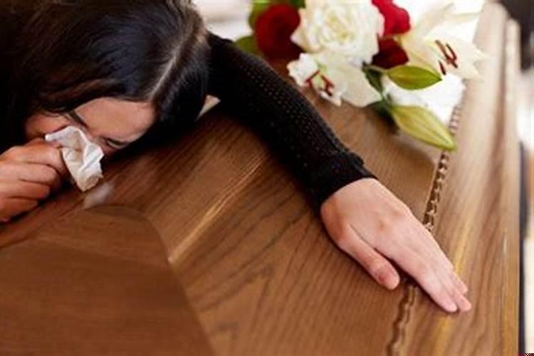 儿子梦见妈妈死了是什么意思